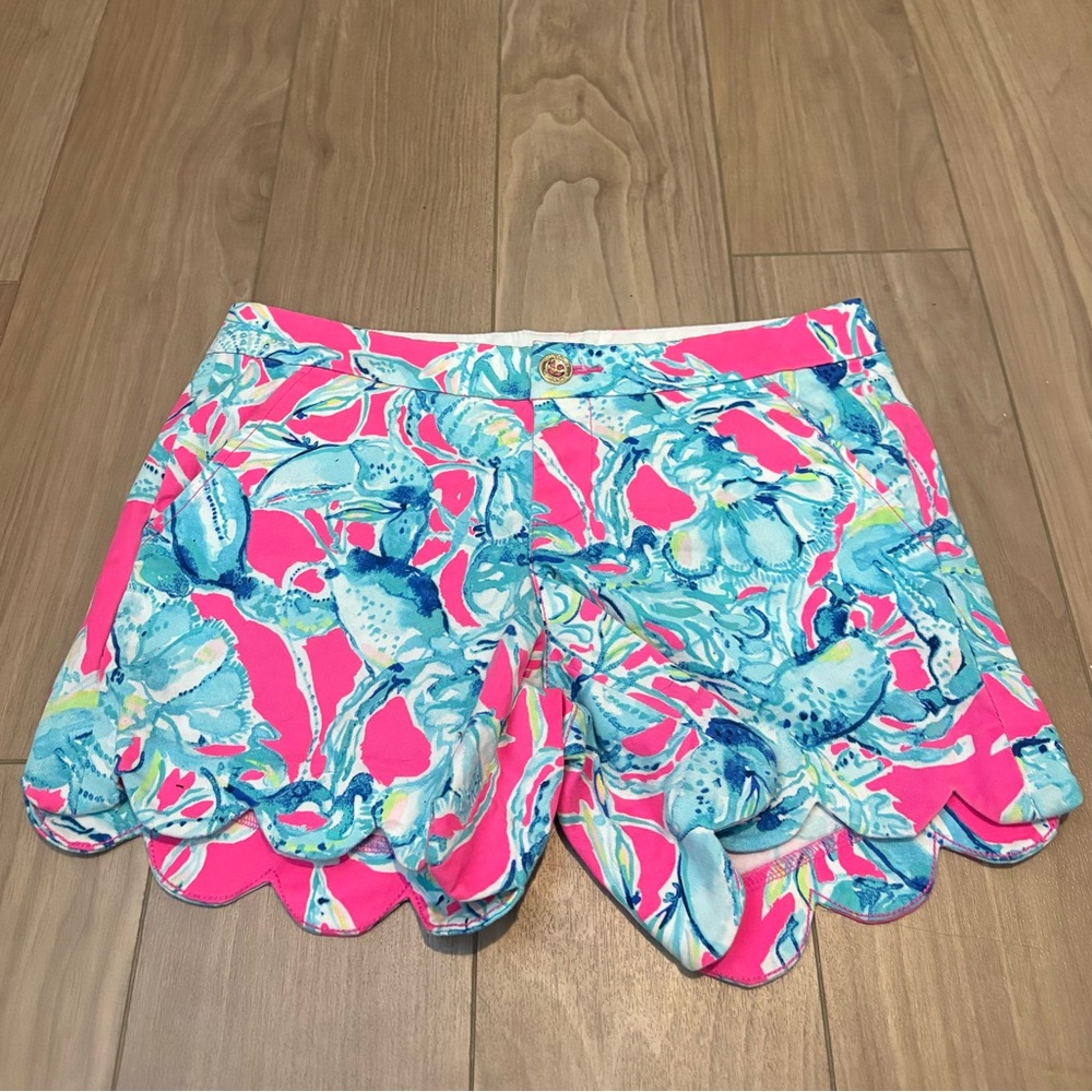 Lilly Pulitzer Buttercup Stretch Short in “Raz Berry Lobsters in Love” Print